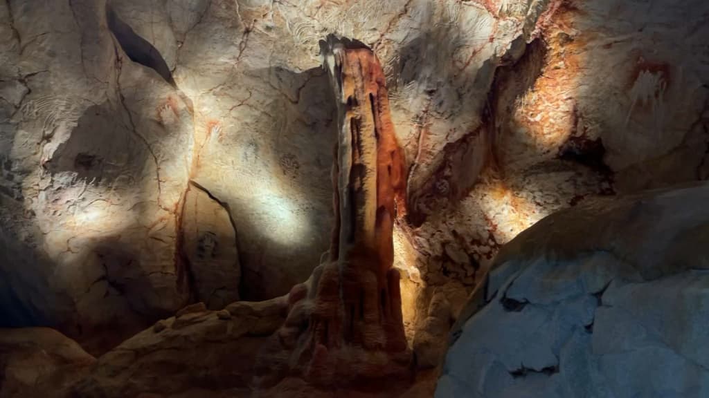 Photo de la reconstitution de la grotte Cosquer à Marseille. Photo de la reconstitution de la grotte Cosquer à Marseille.