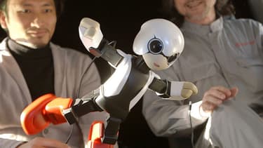 Toyota a déjà conçu plusieurs robots, non seulement des modèles industriels mais aussi des humanoïdes comme ce petit robot astronaute, dénommé Kirobo.