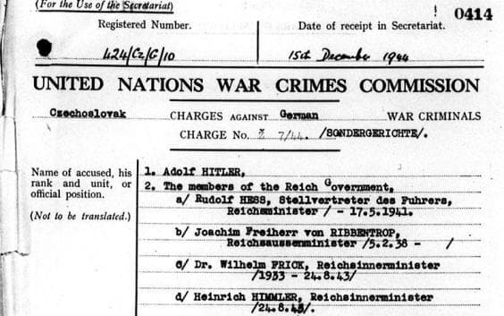 Document montrant une incrimination pour crimes de guerre contre Hitler et d'autres responsables nazis.