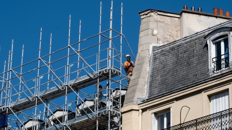 Un ouvrier sur un échafaudage à Paris le 30 juillet 2020