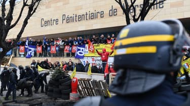Des CRS tentent de libérer l'accès à la prison des Baumettes, le 24 janvier 2018 à Marseille.