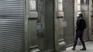 Une passante devant un magasin fermé à cause du confinement, dans le, quartier Saint-Michel à Paris, le 3 novembre 2020