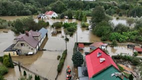 Des habitants évacués par des sauveteurs polonais dans le village de Rudawa, dans le sud de la Pologne, après le passage de la tempête Boris, le 15 septembre 2024.