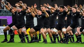 Les All Blacks exécutent leur traditionnel chant de guerre, le Haka, avant leur match contre le  Canada à la Coupe du monde japonaise à Oita, le 2 octobre 2019