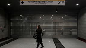 Station de métro fermée à Athènes. Ecartelés entre l'impatience de l'Europe et l'exaspération de sa population, les dirigeants politiques grecs se réunissent mardi, en pleine grève générale, pour donner leur réponse aux mesures drastiques exigées par les