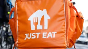 Un sac de livraison portant le logo du service de livraison de repas Just Eat, lors d'un rassemblement à Paris pour protester contre des licenciements, le 22 octobre 2022 (photo d'illustration).