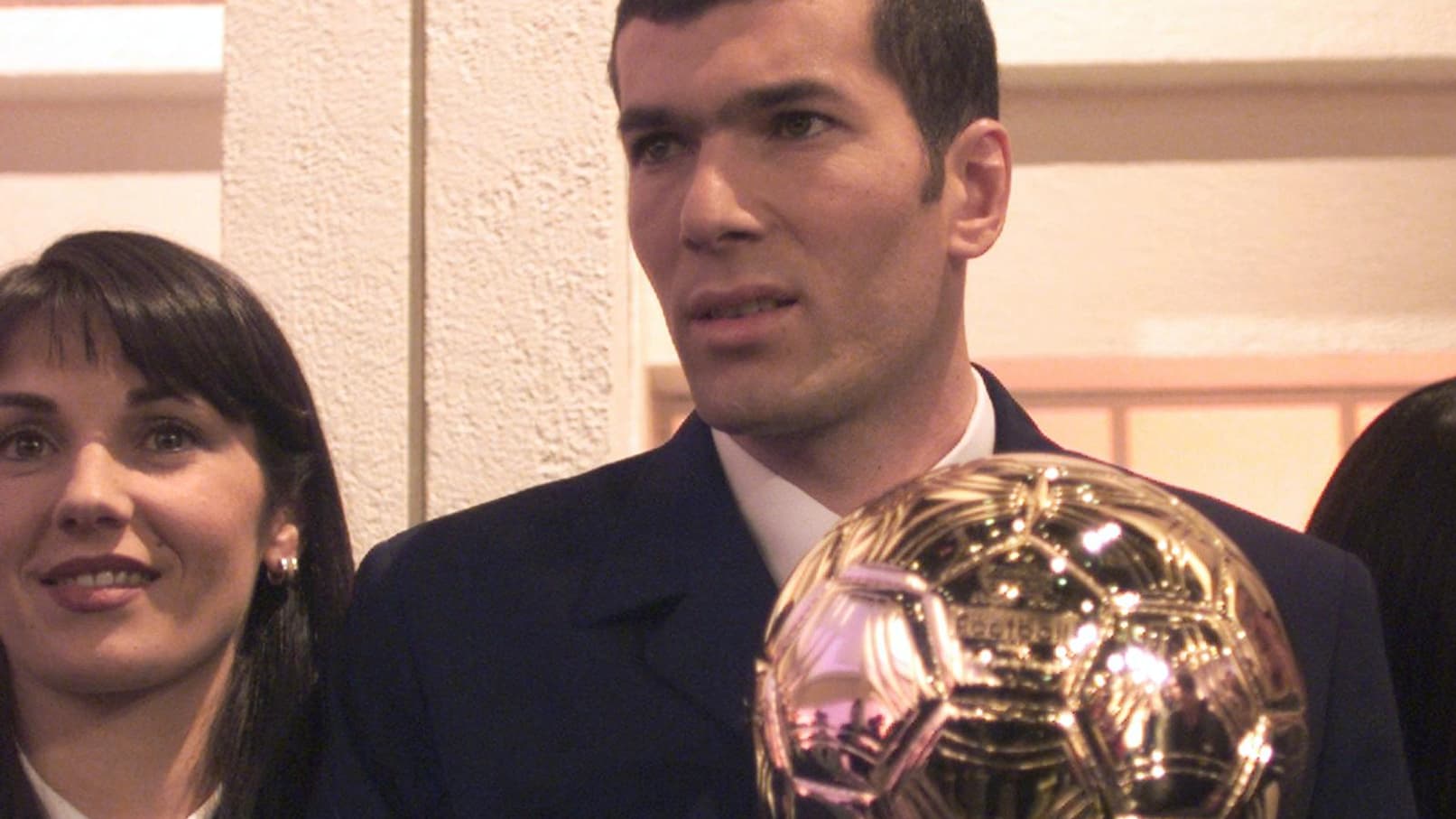 Zinedine Zidane avec le trophée du Ballon d'or, le 21 décembre 1998 Zinedine Zidane avec le trophée du Ballon d'or, le 21 décembre 1998
