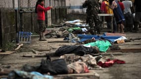Des philippins tentent d'identifier des corps, à New Bataan