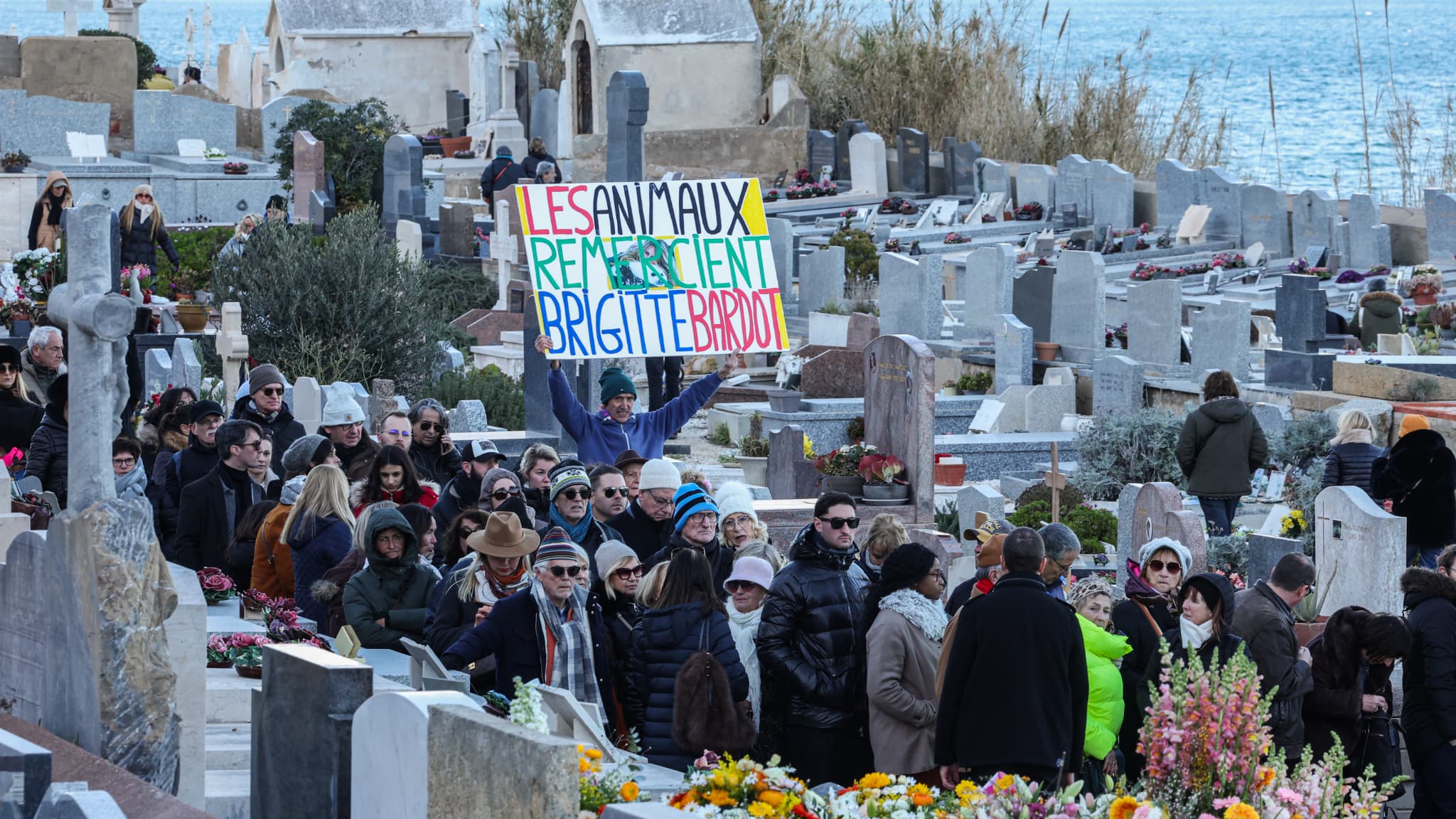 Une petite foule sur la tombe de Brigitte Bardot à Saint-Tropez le 7 janvier 2026 Une petite foule sur la tombe de Brigitte Bardot à Saint-Tropez le 7 janvier 2026