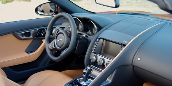 L'intérieur est à la fois luxueux et très sportif car très ergonomique. L'intérieur est à la fois luxueux et très sportif car très ergonomique.