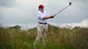 Donald Trump jouant au golf à Aberdeenshire en Ecosse, le 10 juillet 2012
