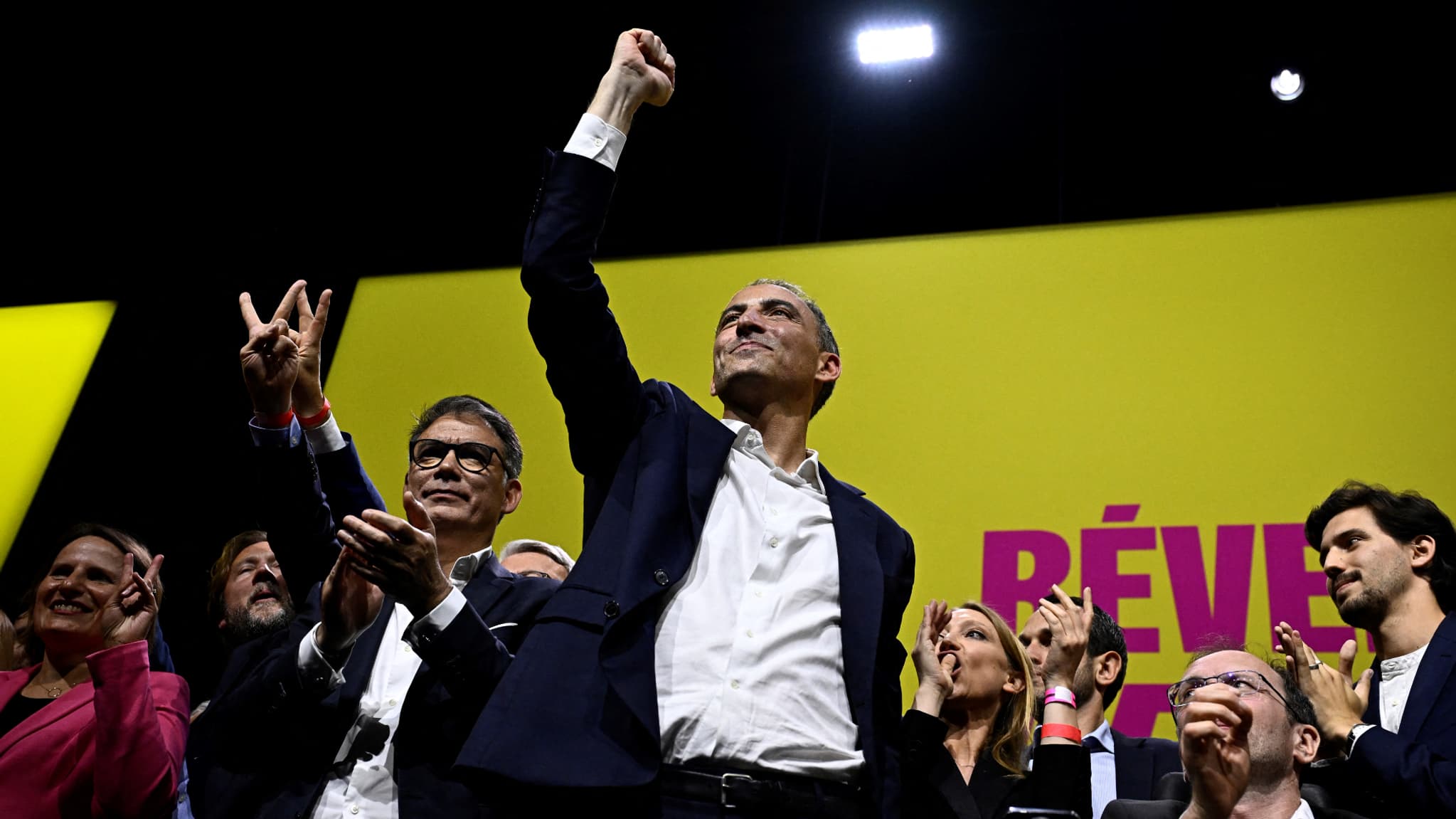 La tête de liste PS-Place publique aux européennes, Raphaël Glucksmann, et le Premier secrétaire du PS, Olivier Faure, lors d'un meeting à Paris, le 30 mai 2024.