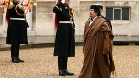 Mouammar Kadhafi à l'Elysée, lors d'une visite officielle en France en décembre 2007. Selon Mediapart, Mohammed Ismail, l'ancien directeur de cabinet de Saïf al-Islam Kadhafi, l'un des fils de Mouammar Kadhafi, a décrit le circuit bancaire utilisé selon l