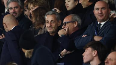 Nicolas Sarkozy et Luis Campos dans les tribunes du Parc des Princes, le 27 septembre 2025