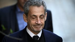 L'ancien président Nicolas Sarkozy quitte sa résidence pour se présenter à la prison de La Santé, le 21 octobre 2025 à Paris 