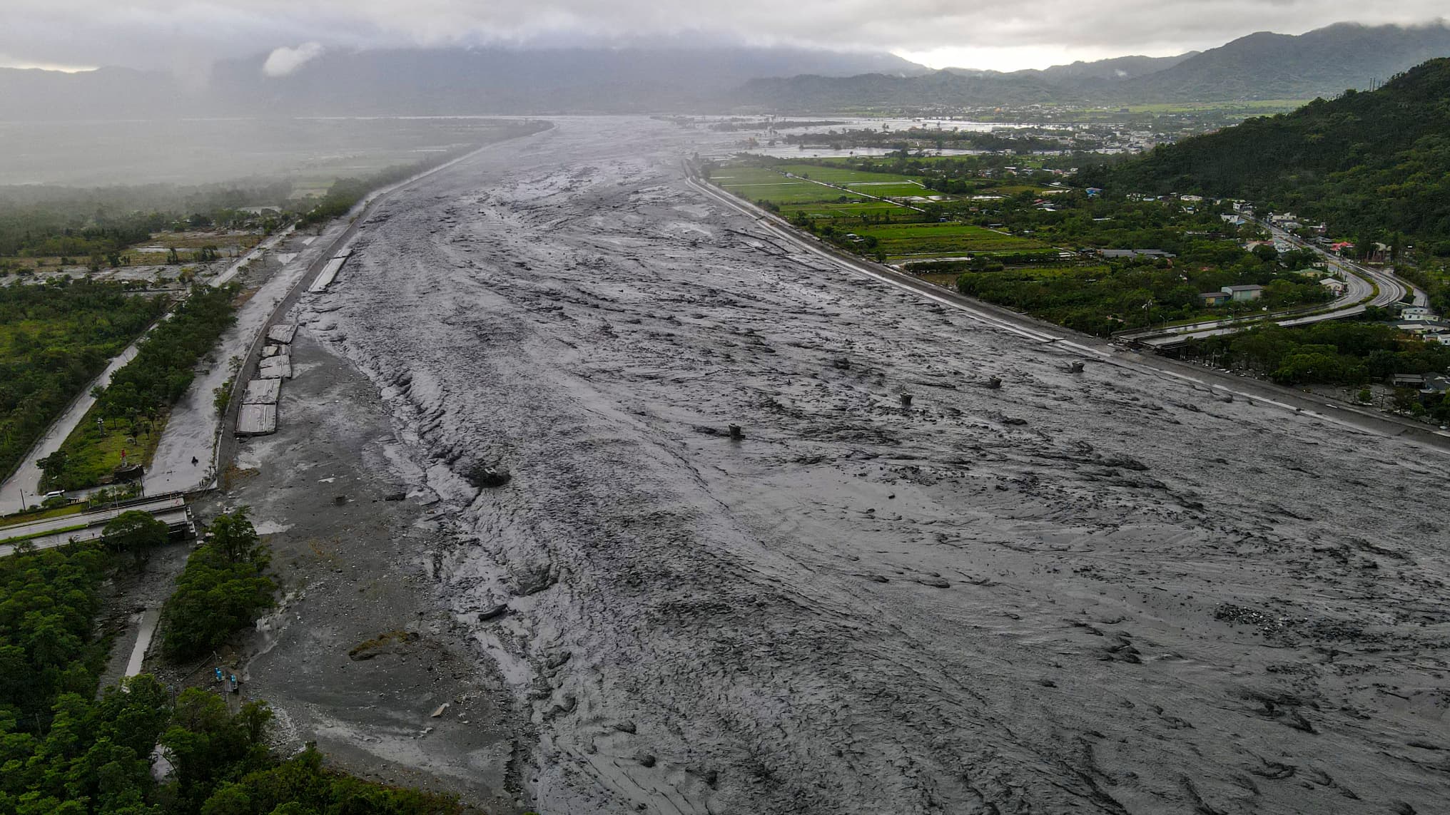 AU MOINS 14 MORTS À TAÏWAN APRÈS LA RUPTURE D'UN BARRAGE PROVOQUÉE PAR LE TYPHON RAGASA