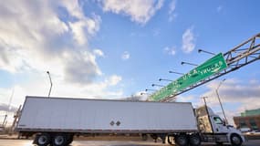 Un camion prend la sortie vers le poste frontière du pont Ambassador à Windsor, en Ontario, au Canada, le 1er mars 2025. Le président américain Donald Trump a confirmé que des droits de douane de 25% sur les produits en provenance du Mexique et du Canada seraient en vigueur à partir du 4 mars.
