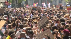 Plusieurs milliers de personnes ont participé ce dimanche à Paris à la première marche lesbienne de France.