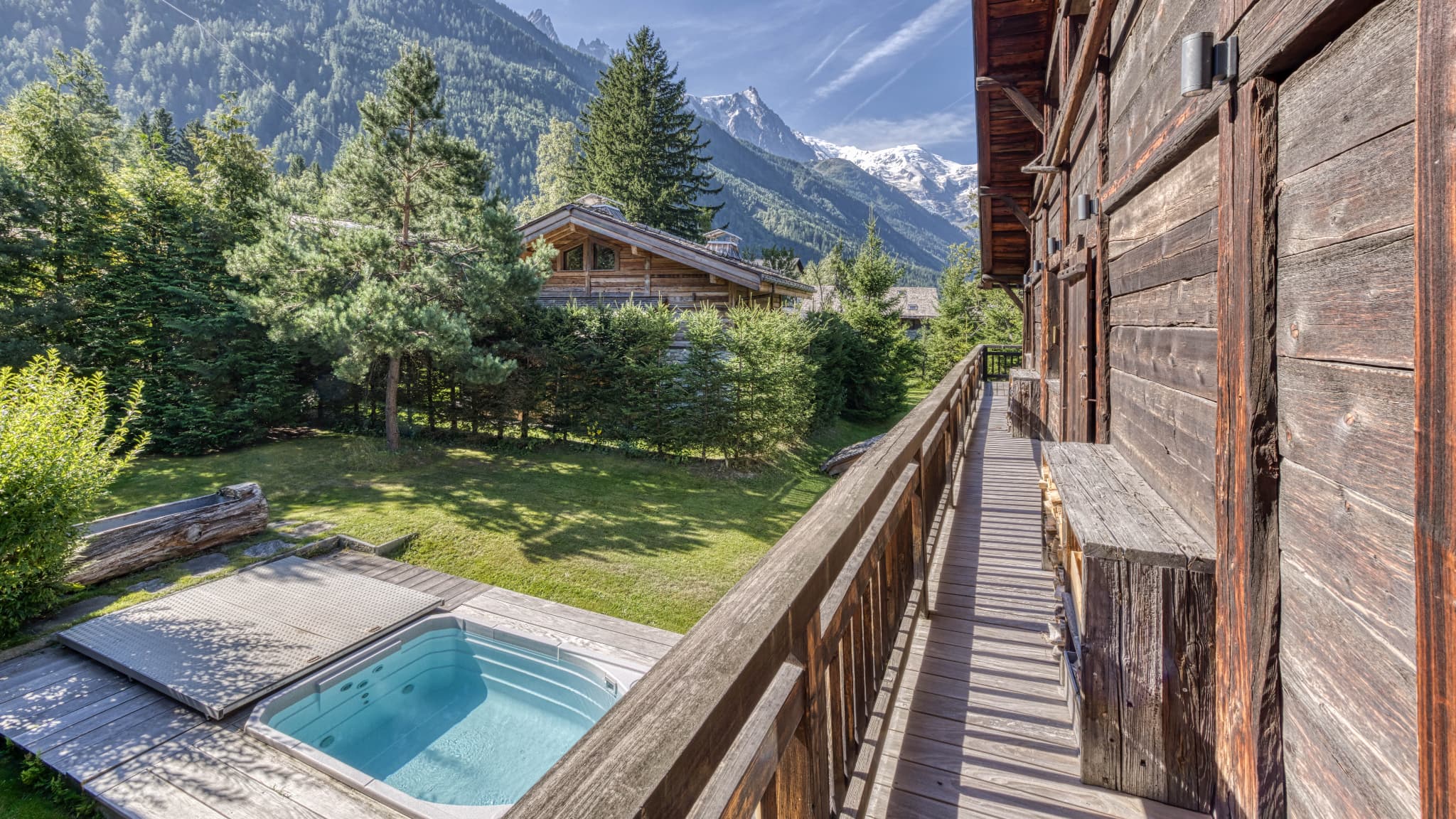 Ce chalet à Chamonix, mis en vente 10 millions d'euros par l'agence immobilière Barnes, dispose notamment d'une piscine extérieure.