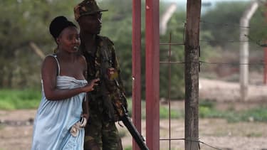 Un soldat kényan évacue une étudiante, le 2 avril, pendant l'attaque de l'université de Garissa.