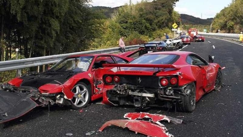 Une rencontre au sommet entre deux Ferrari bien rouges comme il faut. 