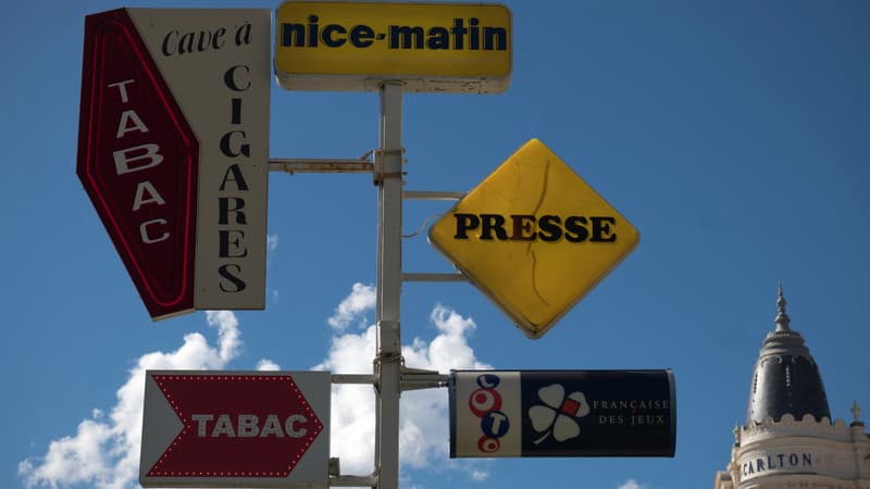 Panneaux annonçant un buraliste à Cannes.