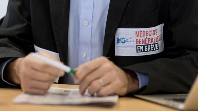 Un médecin portant un sticker "Médecins généralistes en grève", le 23 décembre 2014 à Paris.