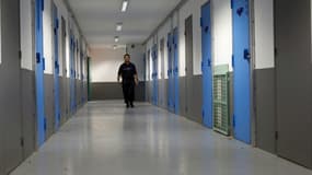 Un surveillant pénitentiaire dans un couloir de la prison de Nanterre, le 25 avril 2014