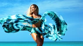 Preuve de la coolitude absolue du tie&dye en 2013, Beyoncé, égérie d'un jour pour H&M en porte sur la plage.