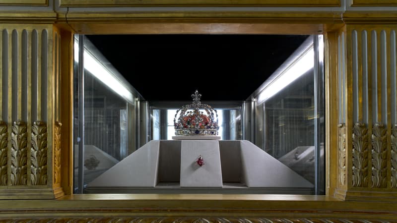"Ca fait mal au coeur": abîmée au Louvre, l'état de la couronne d'Eugénie désole la famille Bonaparte