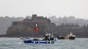 Une cinquantaine de bateaux de pêche français s'étaient réunis devant Saint-Hélier, la capitale de l'île anglo-normande de Jersey.