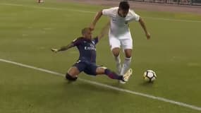 Dani Alves (PSG) aurait pu concéder un penalty