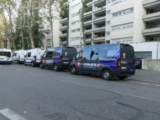 Des cars de CRS garés devant des immeubles du quartier du Tonkin à Villeurbanne