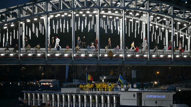 Des mannequins présentent leurs créations le long de la passerelle Debilly lors de la cérémonie d'ouverture des Jeux olympiques de Paris 2024, le 26 juillet 2024