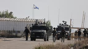 Des gardes-frontières israéliens prennent position à l'extérieur du camp militaire d'Ofer, entre Ramallah et Baytunia, dans la ville de Cisjordanie occupée, au milieu des préparatifs pour la libération de prisonniers palestiniens en échange d'otages israéliens détenus par le Hamas à Gaza, le 24 novembre 2023.
