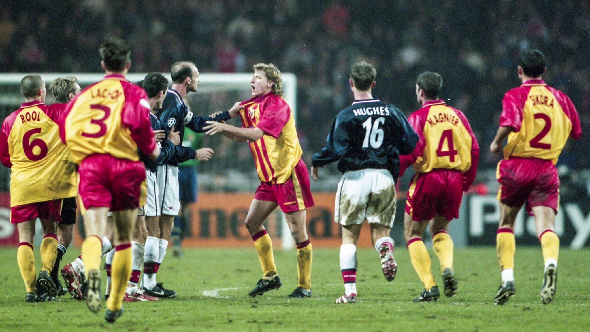 Steve Bould, capitaine d'Arsenal, attrape Tony Vairelles par le maillot après la simulation de Lee Dixon lors d'Arsenal-Lens (0-1), le 25 novembre 1998