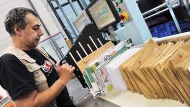 Le prix du timbre vert - pour un pli distribué en 48 heures en France métropolitaine - passera au 1er janvier 2017, de 70 à 73 centimes tandis que celui de la lettre prioritaire, à timbre rouge, grimpera de 80 à 85 centimes.