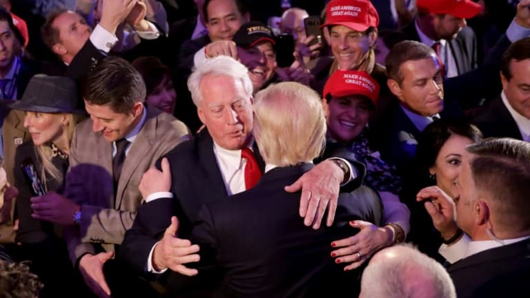 Robert Trump embrasse son frère Donald (de dos) pendant la campagne électorale de ce dernier, le 9 novembre 2016 à New York