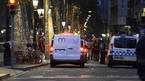 Les secours s'affairent sur les lieux de l'attentat de Barcelone le 17 août 2017