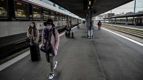 Des passagers à Paris, le 17 mars 2020