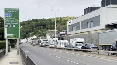 Une longue file d'attente au port de Douvres, pour passer les contrôles à la frontière entre la France et l'Angleterre, vendredi 22 juillet 2022