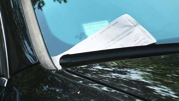 La note des PV de stationnement pourrait bientôt vous brûler les doigts.