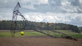 Un pylône électrique gît au sol après avoir été renversé par les vents violents de la tempête automnale Benjamin qui a balayé la Suisse, près de Biere, le 23 octobre 2025.