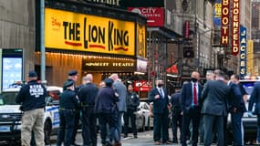 Des policiers américains mobilisés à Times Square, samedi 8 mai 2021, après une fusillade qui a fait trois blessés dont une enfant