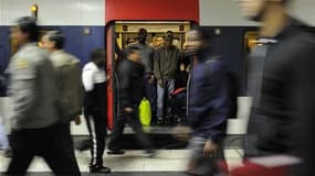 Le trafic était très perturbé vendredi sur le réseau RER dans la banlieue parisienne et dans la capitale en raison d'un mouvement de grève. Un train sur cinq circulait sur le RER A à 07h15 et un sur trois sur le RER B, selon la RATP. /Photo d'archives/REU