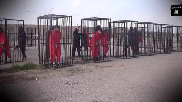 Capture d'écran tirée d'une vidéo diffusée dimanche 22 février par l'EI, montrant des combattants kurdes enfermés dans des cages.