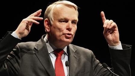 Le président du groupe socialiste Jean-Marc Ayrault a annoncé que son parti déposera un recours au Conseil constitutionnel contre le projet de réforme des retraites que le Parlement s'apprête à adopter. /Photo prise le 10 mars 2010/REUTERS/Stéphane Mahé
