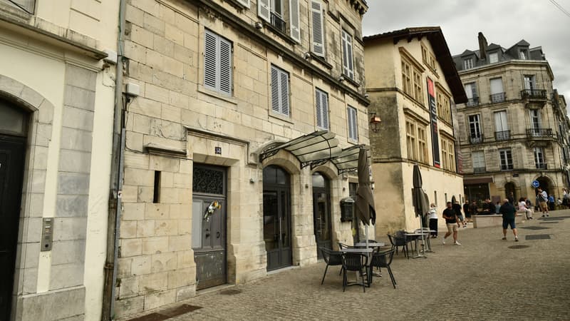 La porte de l'immeuble de Bayonne où vivait un homme de 46 ans décédé après une violente agression lors des fêtes de Bayonne, prise en photo le 4 août 2023.