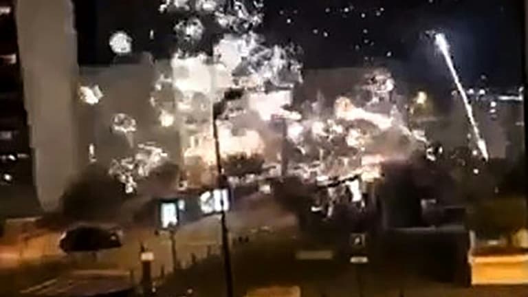 Image tirée d'une vidéo postée sur le compte Twitter @LeCapricieux94 montrant le commissariat de Champigny-sur-Marne cible de tirs de mortiers d'artifice dans la nuit du 10 au 11 octobre 2020