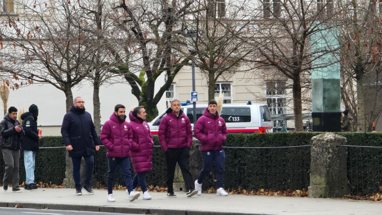 Balade dans les rues de Salzbourg pour Luis Enrique et des membres de son staff, le 10 décembre 2024